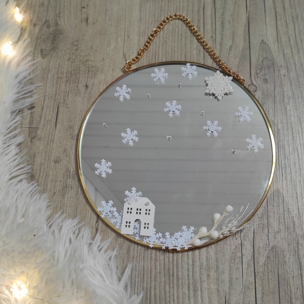 Un miroir décoré sur le thème d'un Noël blanc, déco de Noël originale