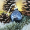 boule de noel en verre bleu nuit et prénom bébé