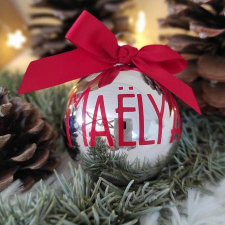 déco de noël personnalisée avec boule de noel et prenom enfant