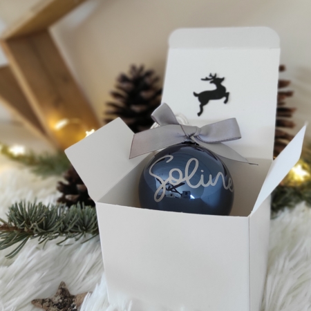 Boule de Noël bleu nuit dans sa jolie boîte cadeau